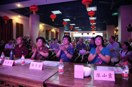 我省著名豫劇表演藝術(shù)家素君（左2）、常香玉弟子、國家一級演員張月榮（右2）