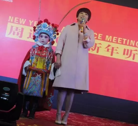盛裝亮相的小戲迷，周迪的節(jié)目影響了一代又一代人