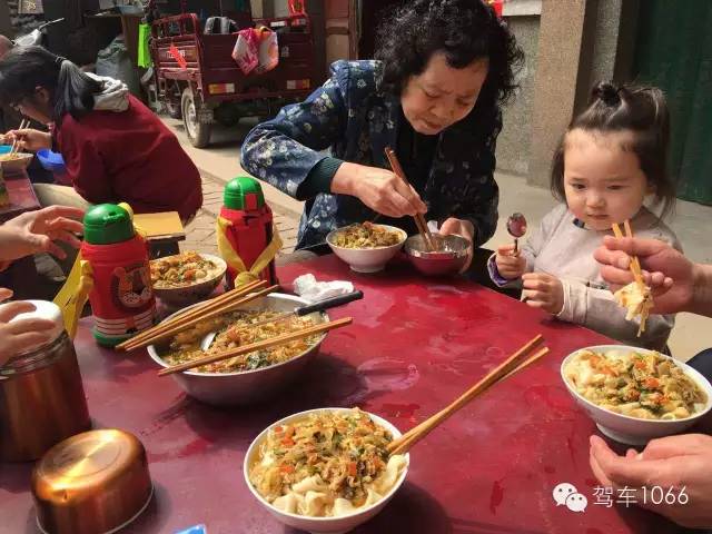 據(jù)說手搟面和柴雞蛋更配哦！