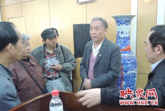 講座結(jié)束后，聽眾向戚建莊提問。