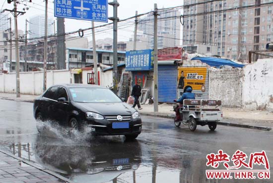 機(jī)動(dòng)車路過，濺起一米多高的水花