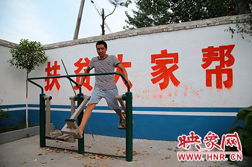 張國敬堅持在村中的文化廣場上做著恢復(fù)性鍛煉。