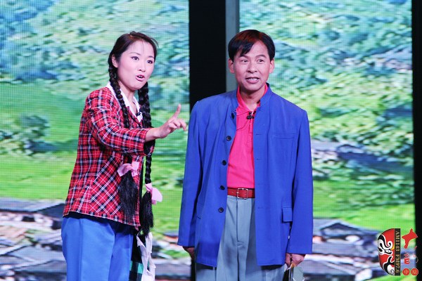 第二場，河南省豫劇三團優(yōu)秀演員劉海功（右）飾栓保，安陽市票友景永芳（左）飾銀環(huán)