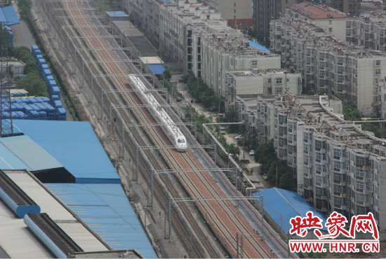 4日上午8點(diǎn)10分，隨著一聲汽笛長(zhǎng)鳴，一列“子彈頭”列車緩緩駛出鄭州車站。
