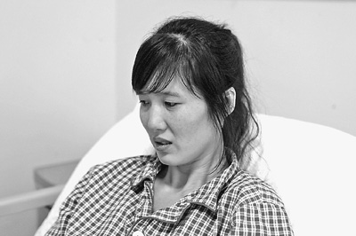 郭萍先做完手術的左腳剛剛拆線，但還打著石膏，鋼釘也尚未取出