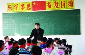張從友先把妻子帶到學(xué)校，然后會準時為學(xué)生們上課