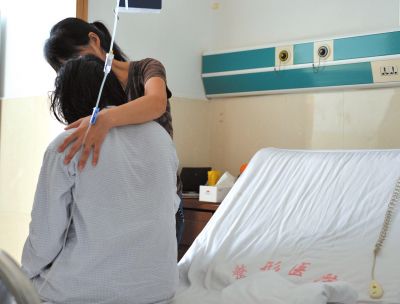 由于前天進行了面部修復(fù)手術(shù)，俞燕身體不適，父母24小時陪在她的身邊