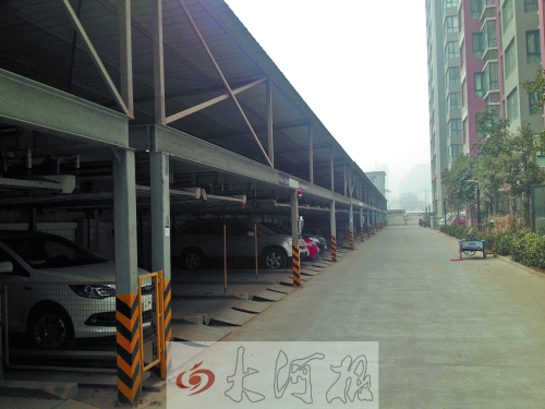 中原區(qū)新禧園小區(qū)，靠著圍墻的空地，建成兩層立體車(chē)庫(kù)。