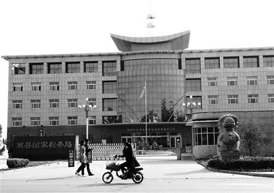 10月29日，河北滄州市獻(xiàn)縣國稅局。10月底，一些企業(yè)主被叫到國稅局談“交稅”問題。新京報記者 孟祥超 攝