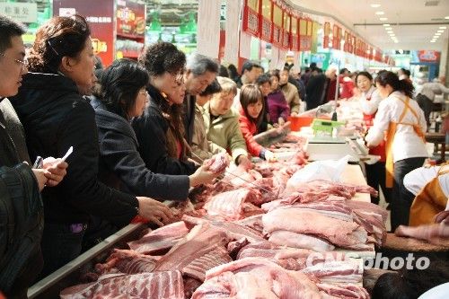 資料圖。1月份CPI等經(jīng)濟(jì)數(shù)據(jù)將于今天發(fā)布。多家機(jī)構(gòu)預(yù)計，受春節(jié)“錯位”因素及豬肉價格回落影響，1月CPI同比漲幅在1.8%左右。從各機(jī)構(gòu)發(fā)布的報告來看，從2月開始，CPI或?qū)⑦M(jìn)入新一輪上行周期。