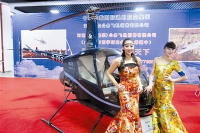 美女固然誘人，但更誘人的恐怕還是直升機(jī)