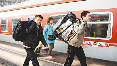 農(nóng)民工從阜陽坐火車去東莞打工。