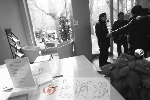 人民路上的這家商店,夜間疑被一男子隔著門縫用長竿偷走一臺蘋果ipad air。