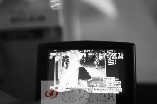 人民路上的這家商店,夜間疑被一男子隔著門縫用長竿偷走一臺蘋果ipad air。