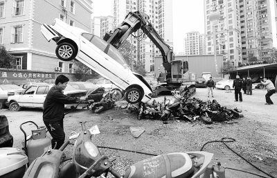  一輛走私寶馬轎車被銷毀。 記者金振強 攝