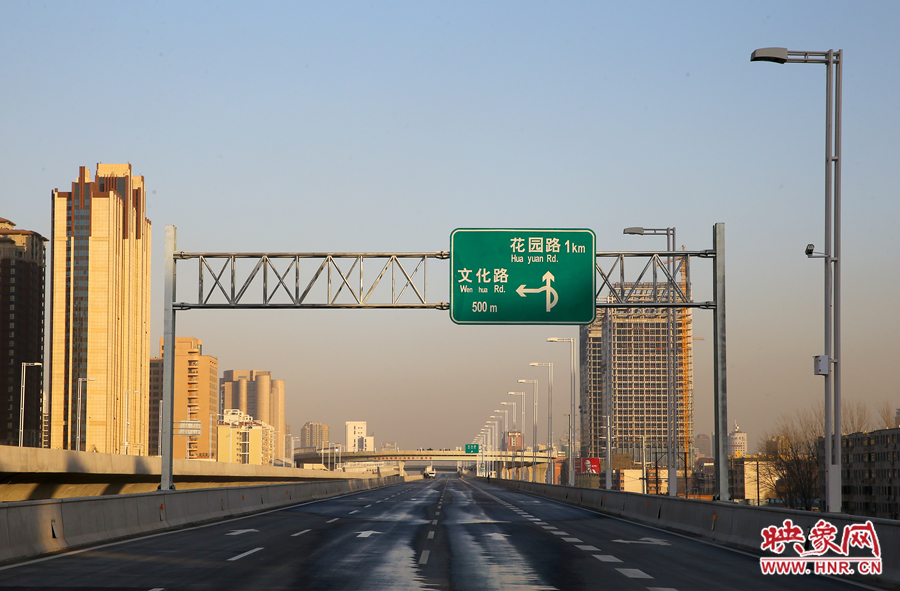 北三環(huán)快速路文化路段標(biāo)識(shí)牌提示，匝道直接可上文化路向北。