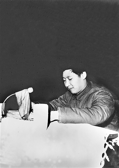 1983年12月22日,時任中共正定縣委書記習近平在發(fā)展商品生產三級干部會上講話。