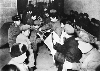 1985年4月6日,時任中共正定縣委書記習近平在全縣首季開門紅表彰大會上頒獎。