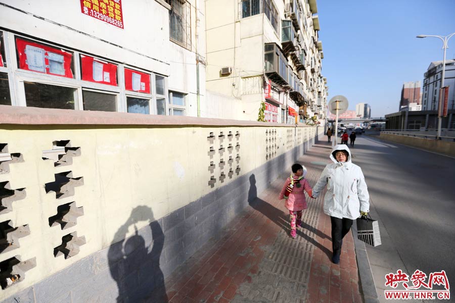 市民從墻外走過。