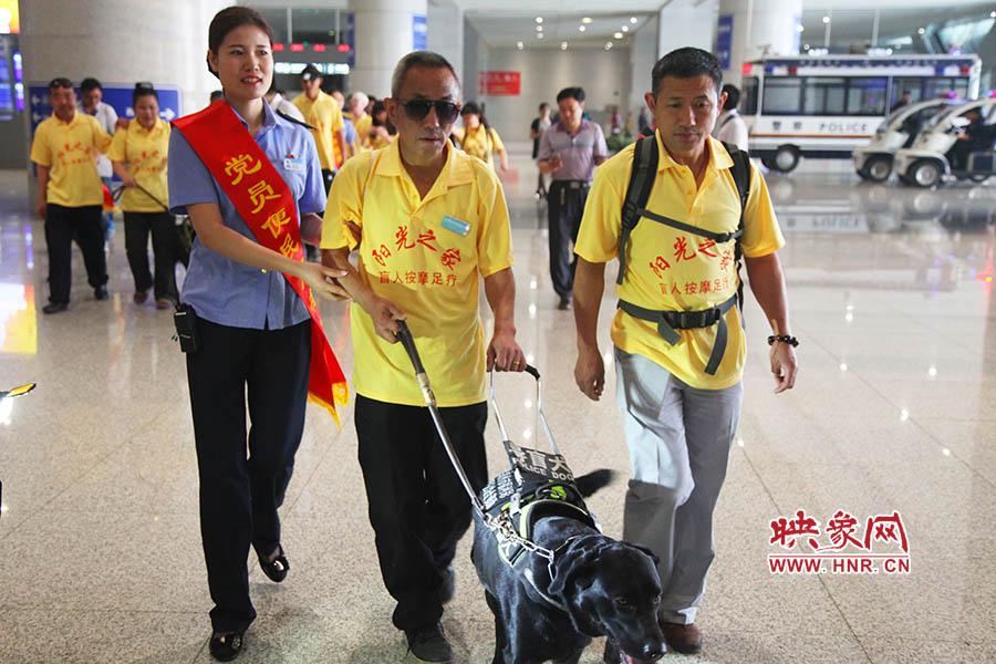 接到鄭州市愛(ài)心導(dǎo)盲犬服務(wù)中心的乘車請(qǐng)求后，鄭州東站抽調(diào)了工作人員進(jìn)行對(duì)接，提前做好服務(wù)引導(dǎo)準(zhǔn)備。