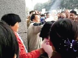 一對夫婦攔住小學生求助，被家長和市民當成人販子圍毆