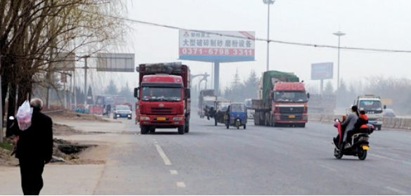 距離事故現(xiàn)場不遠(yuǎn)，仍有人騎電動車帶著孩子橫穿馬路