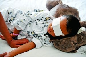 9月2日，小斌斌在病床上休息。山西省眼科醫(yī)院院長賈亞丁介紹，醫(yī)院安排心理專家對患兒及家屬進(jìn)行心理治療。