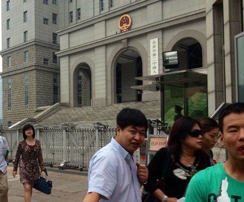 上午10：35分左右，蘇順虎律師和其家屬從法院西大門出來。