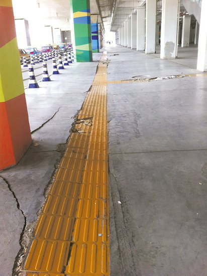 在溫嶺火車站架空層，由于沉降產(chǎn)生的裂縫到處可見。