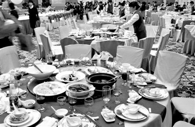 今年1月20日，一國企在廣州一家五星級酒店擺了70桌。臨近年底，在中央“嚴(yán)抓四風(fēng)”背景下，北京國企機(jī)