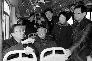 繆瑞林在車上與市民、乘委會(huì)委員交流 通訊員 卜照雪 攝