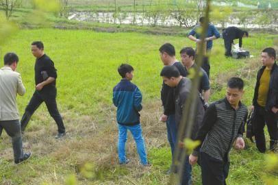 少年指認(rèn)藏槍地點(diǎn)。