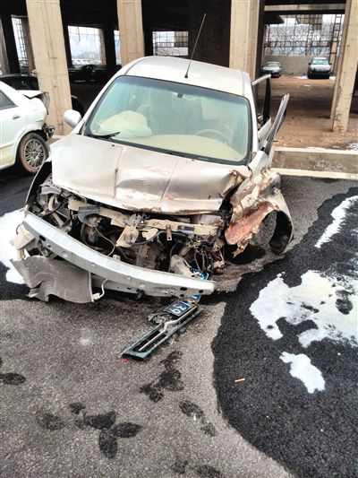 事發(fā)轎車。吳英供圖