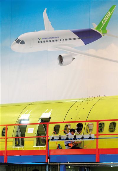 昨日，中國商飛總裝制造中心技術(shù)人員對接C919首架機(jī)的機(jī)體。新華社記者 丁汀 攝