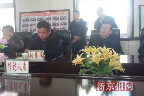 訪民代表與縣領(lǐng)導(dǎo)開會(huì)協(xié)商時(shí)，副縣長(zhǎng)頭靠椅背睡著10分鐘左右。受訪對(duì)象供圖