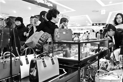 我國(guó)去年出境人數(shù)超過1億人次，境外消費(fèi)超過1萬(wàn)億元人民幣 供圖/CFP