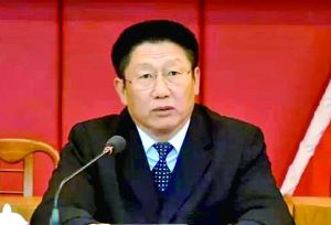 他曾身居要職，在仕途上平步青云，“連跳式”升官；他如今落馬，被查出近乎瘋狂地收受巨額利益、用公款送禮，還隱瞞“裸官”身份、在私企老板的安排下多次嫖娼、參與賭博、與多名女性通奸，被一線辦案人員形容為“五毒俱全”的干部。近日，深圳原市委常委、政法委書記蔣尊玉的貪腐歷程被披露。