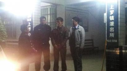 王強被抓獲歸案,右二為犯罪嫌疑人。