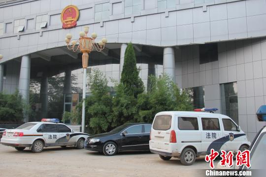 泊頭市人民法院院內(nèi)仍停有無(wú)牌制式警車，涉事人員與記者沖突地點(diǎn)僅距法院不足50米。穆玉良 攝
