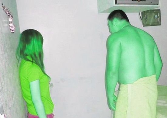 高雄黃姓男子(右)懷疑女友在“喇叭店”兼差，前往調(diào)查順便消費(fèi)時(shí)被警方逮個(gè)正著。(圖／東森新聞)