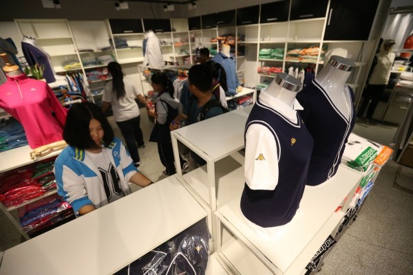 　9月12日，北京，十一學(xué)校在推出三大類、超過(guò)40款“最潮”校服，吸引學(xué)生搶購(gòu)。