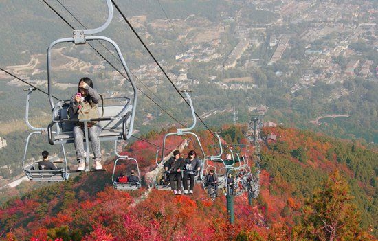　香山公園“吊籃式”纜車除防護(hù)杠外，無(wú)其他防護(hù)措施。（資料圖）