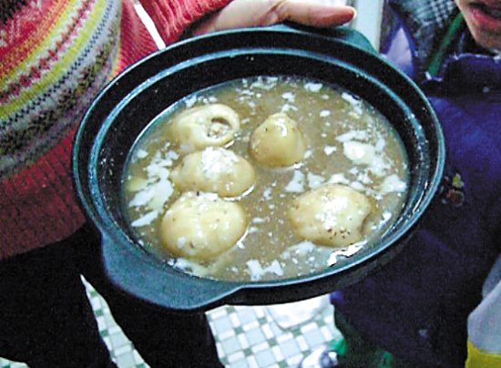 由于放置時(shí)間過(guò)久，鍋里的湯圓已經(jīng)非常大，湯圓皮上浮現(xiàn)很多白色物質(zhì)。