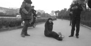 鄭大姐坐在地上，警方趕到進(jìn)行施救。（視頻截圖由警方提供）