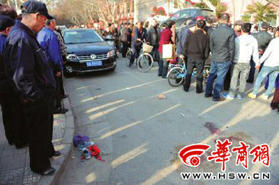 車禍現(xiàn)場的血跡被人用土覆蓋，旁邊則放著紅領(lǐng)巾、一雙童鞋和一頂帽子 本報記者 趙彬 攝