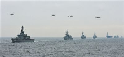 2012年10月14日，日本海上自衛(wèi)隊舉行閱艦式。2013年，日本自衛(wèi)隊時隔11年首增防衛(wèi)預(yù)算。資料圖片