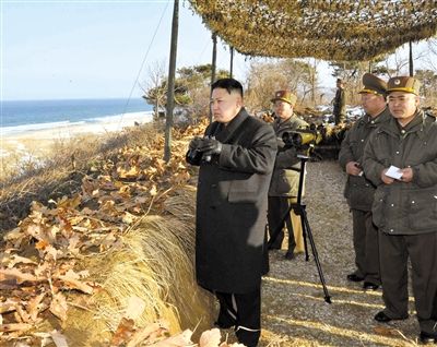 25日，朝鮮最高領(lǐng)導(dǎo)人金正恩指導(dǎo)朝鮮軍隊(duì)進(jìn)行登陸及反登陸訓(xùn)練。