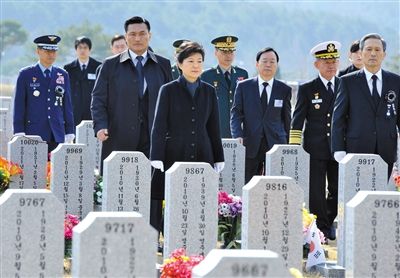 26日，韓國總統(tǒng)樸槿惠參加“天安”艦事件3周年紀(jì)念活動(dòng)，悼念在事件中身亡的韓國士兵。