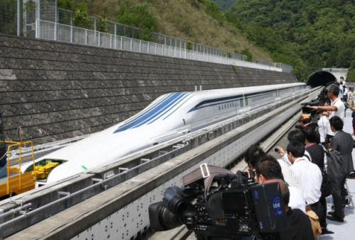 日本最新型磁懸浮列車(chē)登場(chǎng)，時(shí)速為500公里。