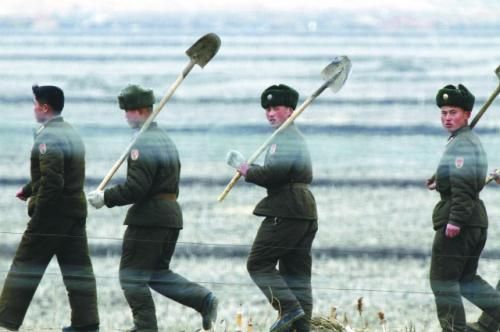 朝軍士兵前往田地支援地方建設(shè)。
